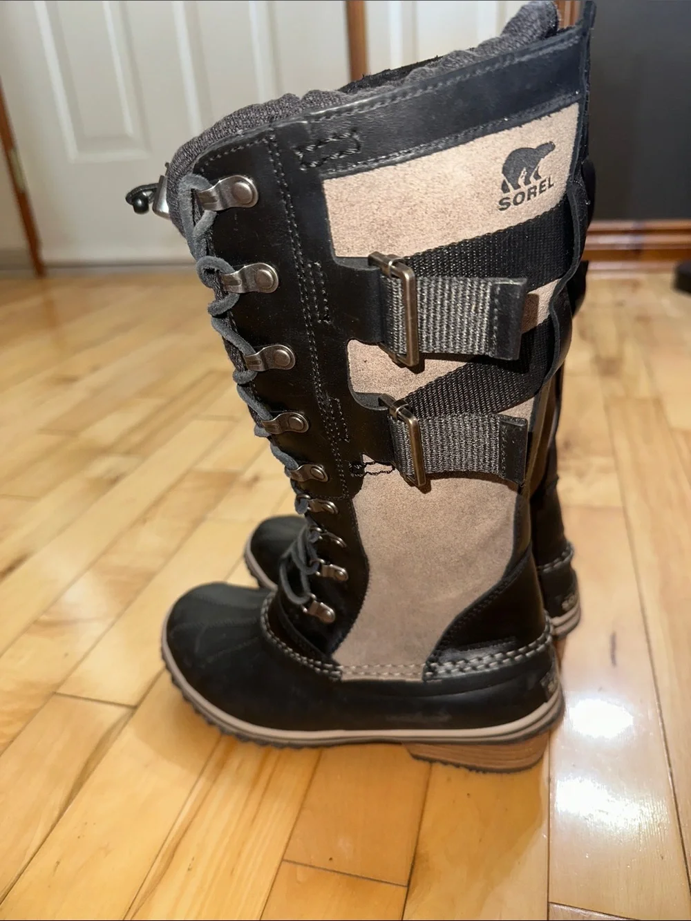 Sorel Conquesr Carly II Black and Gray Lace-Up Winter Boots - Picture 4 of 10